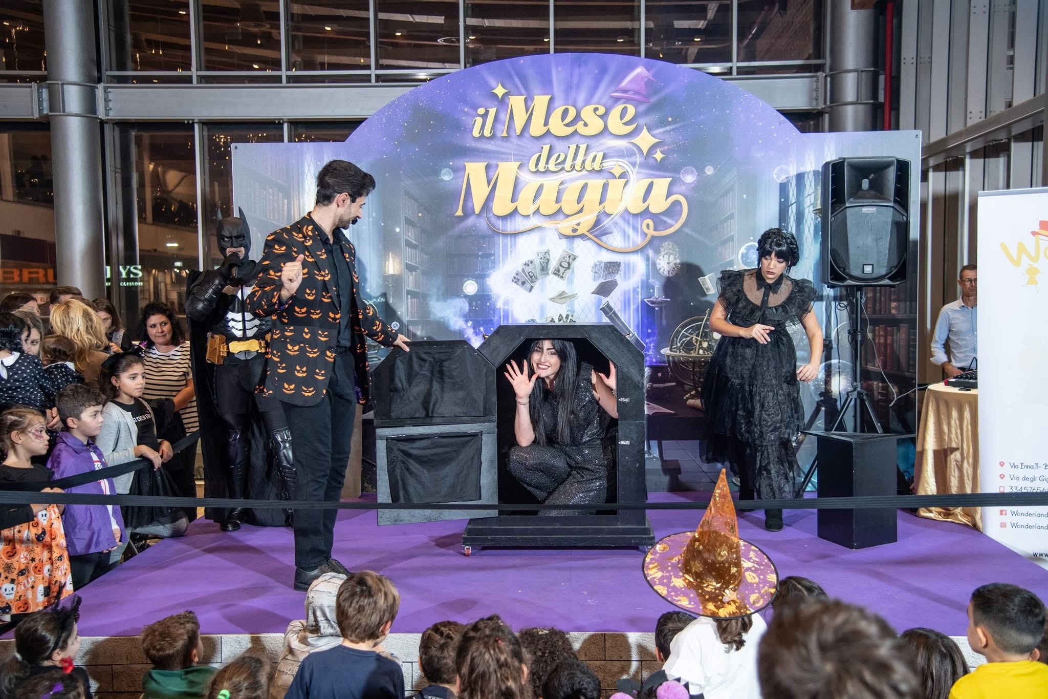 Mago Cristian e artisti sul palco durante uno spettacolo dal vivo