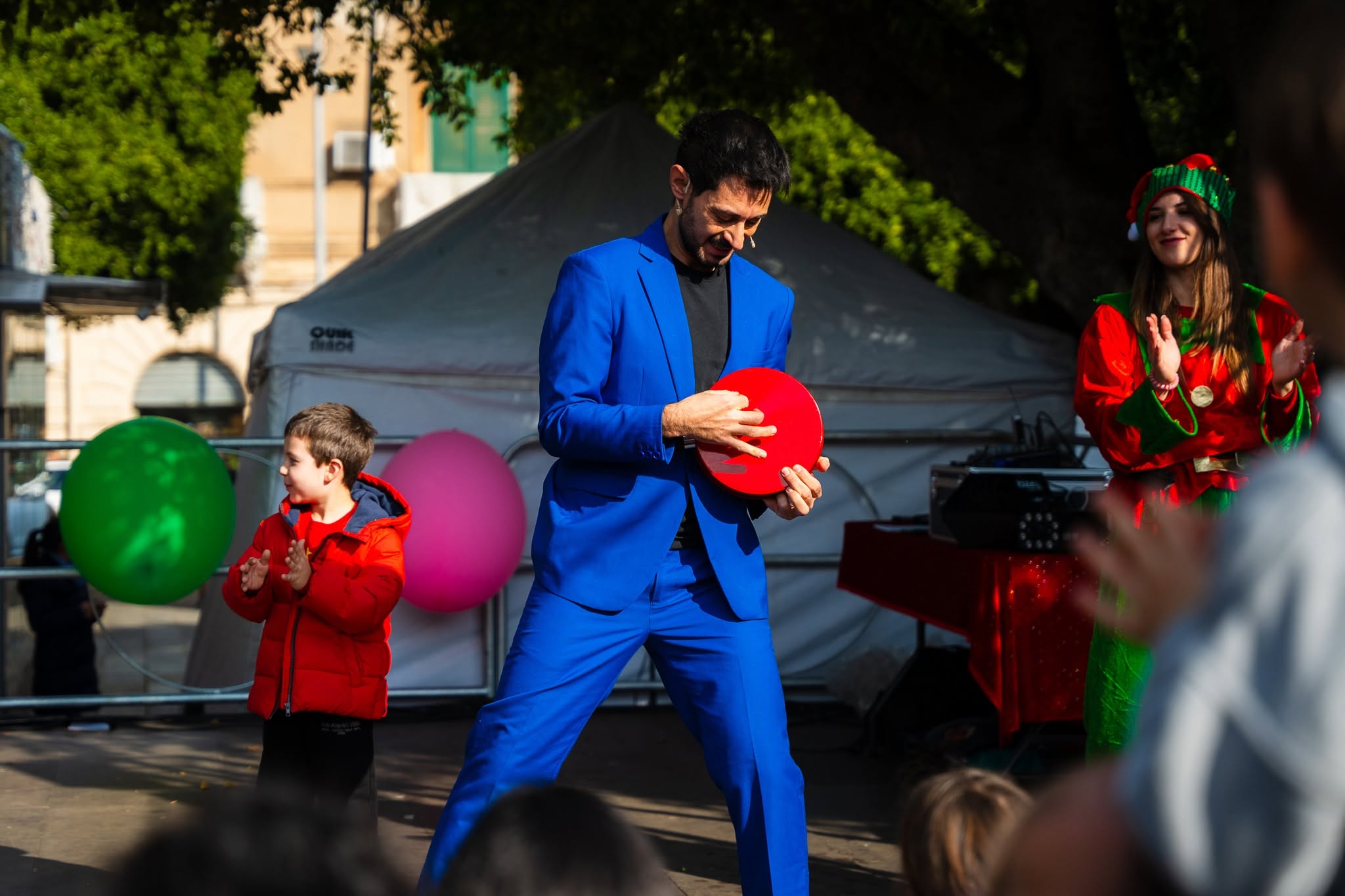 Mago Cristian si esibisce davanti a bambini e famiglie