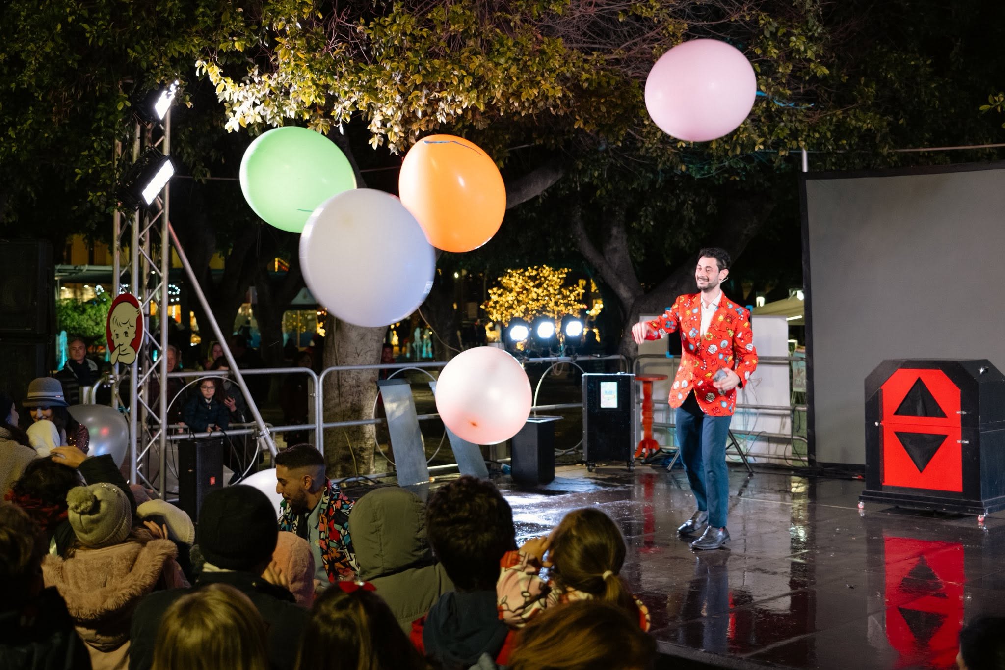 Spettacolo di magia con palloncini colorati davanti al pubblico