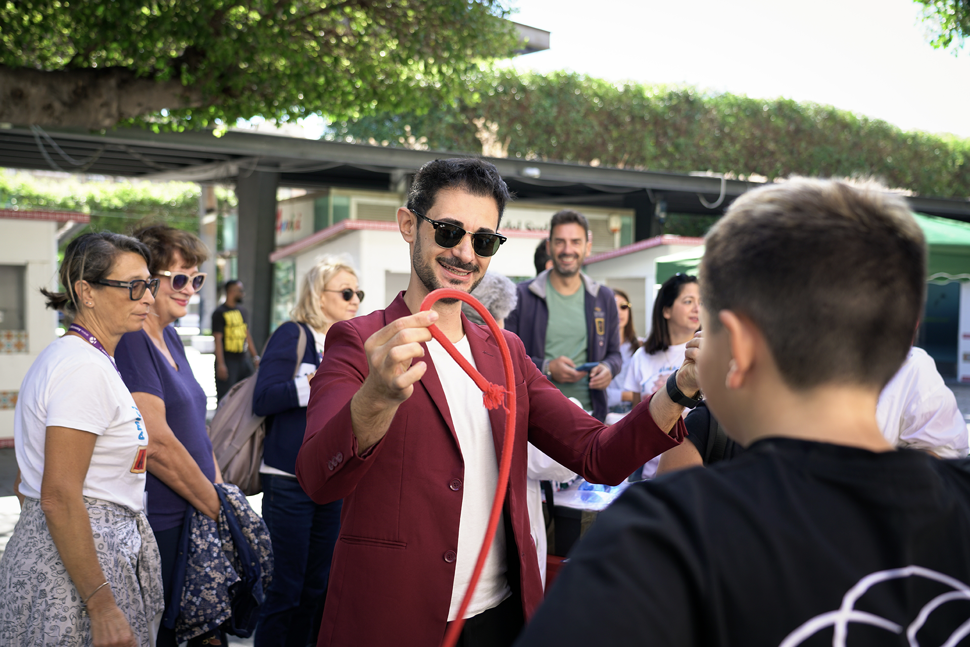 Mago Cristian durante uno spettacolo di magia per bambini a Messina